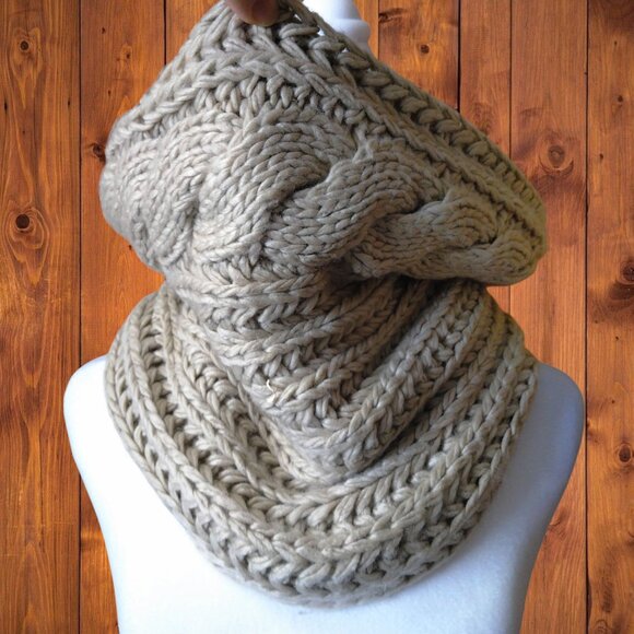 MODENA INFINITY RING SCARF CABLE KNIT FAUX FUR LINED  - Color BEIGE/WHITE - Picture 2 of 5